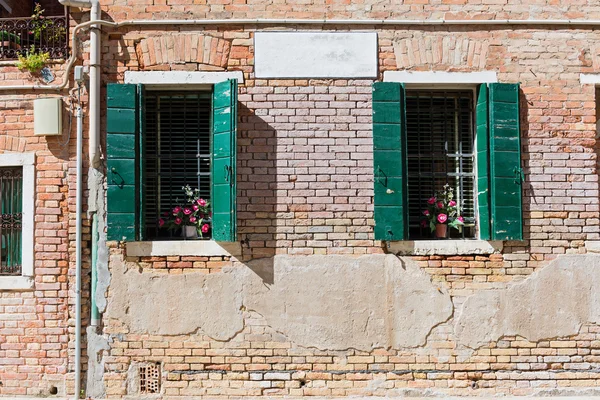Typiskt fönster i ett hus i gamla Europa — Stockfoto
