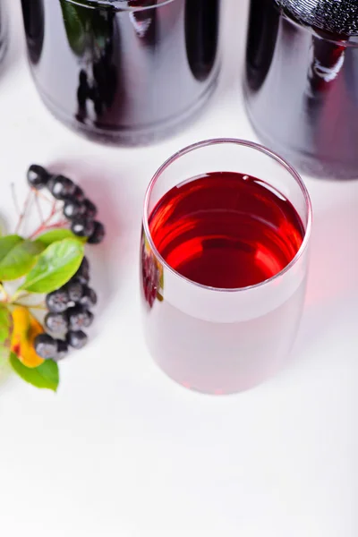 Jarabe hecho de aronia, vidrio y botellas — Foto de Stock