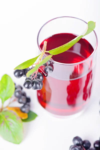 Bicchiere di succo di aronia con bacche — Foto Stock