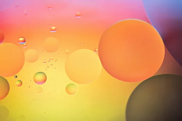 Радужный абстрактный разряженный фон, сделанный из масла, воды и мыла — стоковое фото