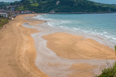 Zarautz Sahili 'nin havadan görünüşü, Bask Ülkesi, İspanya güzel bir yaz gününde
