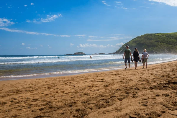 ZARAUTZ,スペイン- 2020年7月11日:美しい夏の日にスペインのバスク地方を歩く人々とサラウツビーチを見る — ストック写真