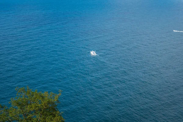 Yachts on the Atlantic ocean, deep blue water and sky — Stock Photo, Image