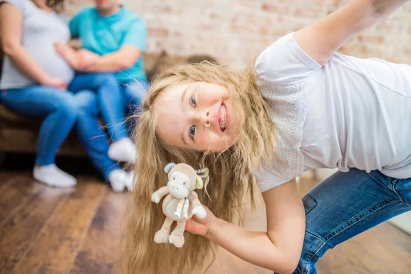 Klein meisje knoeien rond in de voorkant van de camera — Stockfoto