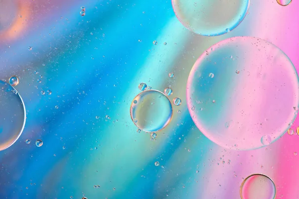 Fundo abstrato colorido com gotas de óleo na água — Fotografia de Stock