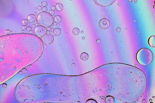 Голографический красочный абстрактный фон с капельками масла на воде — стоковое фото