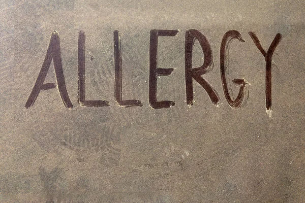 Allergia szöveg sárga pollen szemek a háttérben. — Stock Fotó