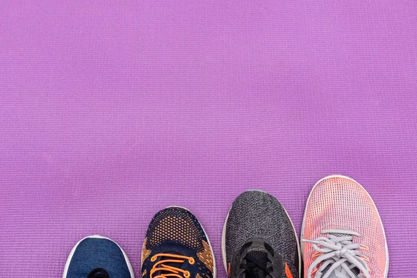 Sneakers och lila träningsmatta. Idrottsbegreppet — Stockfoto