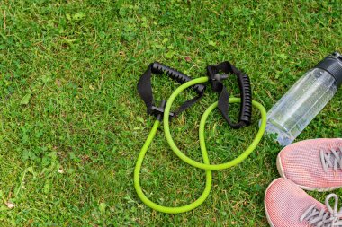 Yeşil çimen arka planında uygun tüp ve spor ayakkabılar