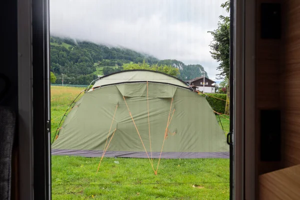 La vista desde el interior de la autocaravana directamente a la carpa turística — Foto de Stock