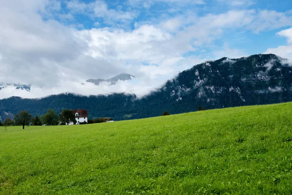 Hermoso paisaje de montañas verdes en Suiza Alpes. Pequeña casa — Foto de Stock