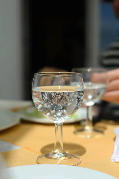 Sparkling water in glass on the table — Stock Photo, Image