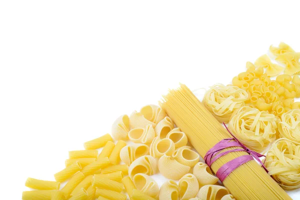 Gemengde ongekookt ruwe Italiaanse pasta met spaghetti — Stockfoto