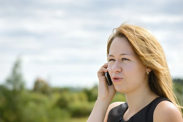 Beautiful caucasian girl talking to smart phone — Stock Photo, Image