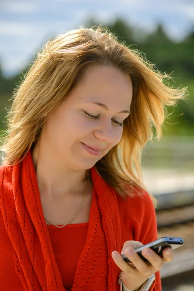 Glad ung kaukasiska flicka med smart telefon — Stockfoto