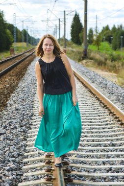 Demiryolu üzerinde yürüyen kız