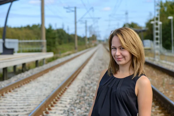 Porträtt av flicka mellan två järnväg väg — Stockfoto