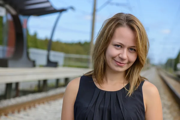 Portret van meisje in de buurt van treinstation — Stockfoto