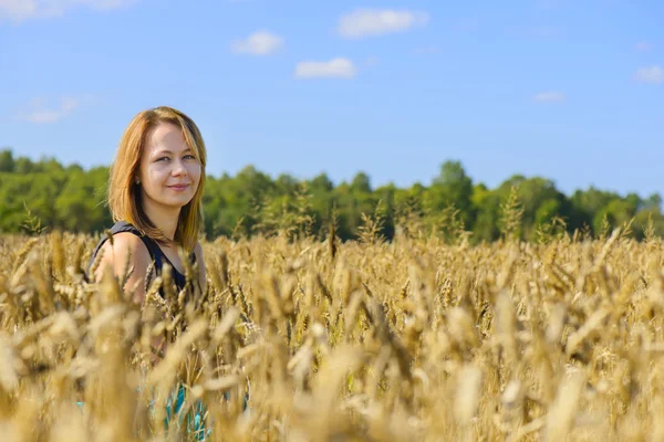 Portrait of woman in field — Stock Photo, Image