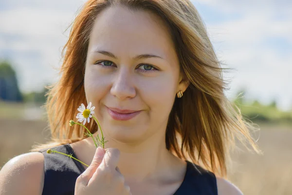 Portrait of young female with camomile — Stock Photo, Image