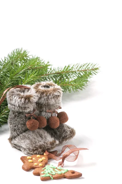 Botas de invierno, árbol de Navidad y galletas de jengibre — Foto de Stock