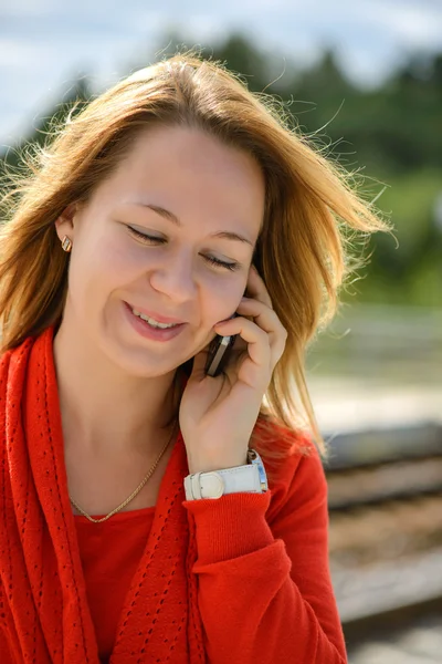 Beautiful caucasian girl talking to phone — Stock Photo, Image