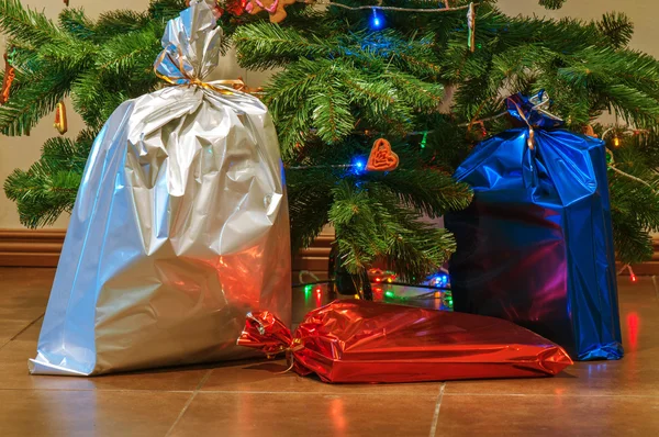 Regalos de Navidad bajo el árbol — Foto de Stock