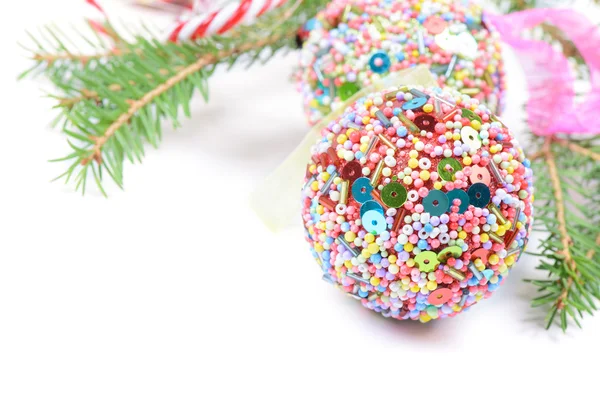 Kerstballen met groene spar — Stockfoto