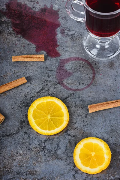 Vinho quente derramado e laranja — Fotografia de Stock