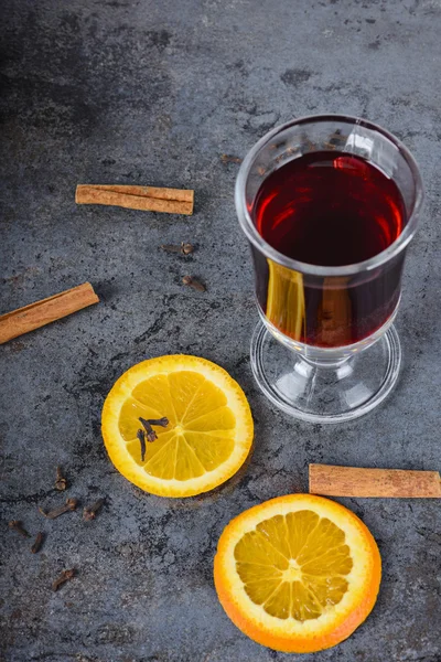 Vino tinto caliente con especias — Foto de Stock