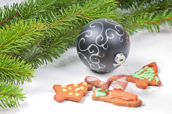 Gingerbread cookies with christmas tree and ball — Stock Photo, Image