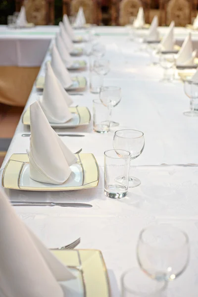 Longa mesa de jantar — Fotografia de Stock