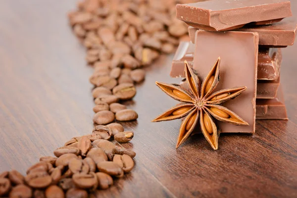 De zoete chocolade, koffie bonen en anijs — Stockfoto