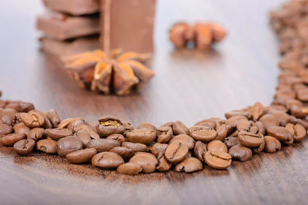 Koffiebonen sluit omhoog en chocolade — Stockfoto