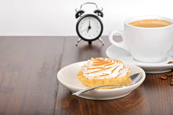 Ontbijt tijd met koffie en Limburgse vlaai — Stockfoto