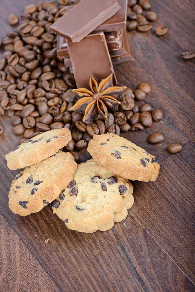 Cookies, coffee beans, anise and chocolate — Stock Photo, Image