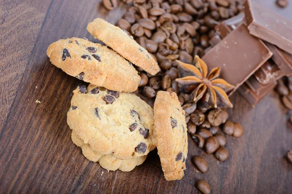Galletas, granos de café y chocolate — Foto de Stock