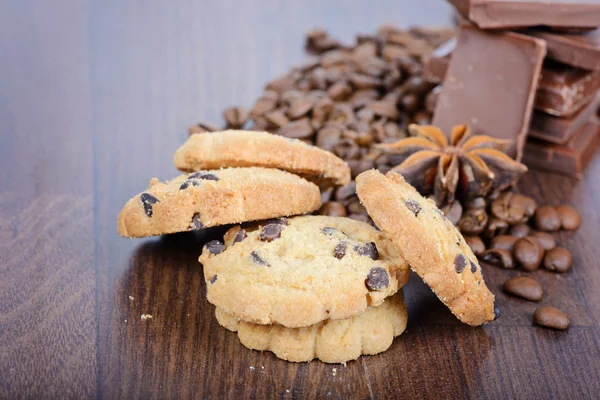 Close up cookies, coffee beans and chocolate — Stock Photo, Image