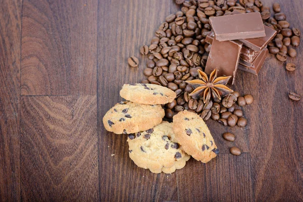 Galletas, granos de café y chocolate — Foto de Stock