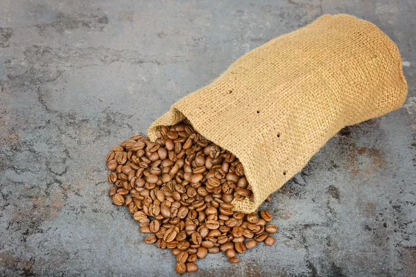 Koffiebonen gemorst uit de zak — Stockfoto