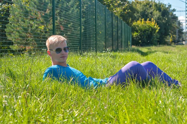 Schöner Mann im Park — Stockfoto