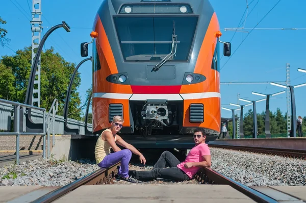 Jonge trendy jongens voor trein — Stockfoto