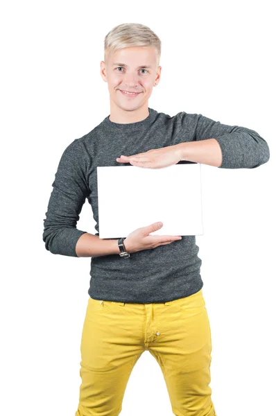 Lächelnder junger Mann mit weißem Schild — Stockfoto
