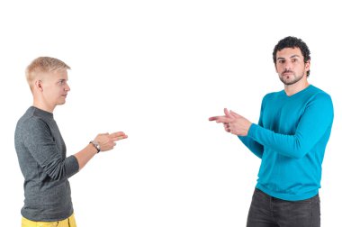 Yakışıklı çocuklar birbirlerine parmakla gösterilen