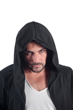 kapüşonlu genç bir öfkeli adam portresi