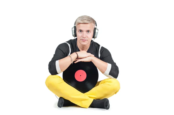 Hombre con auriculares y vinilo — Foto de Stock