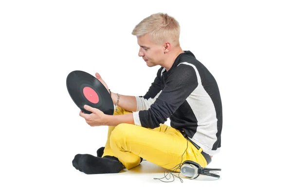 Kille med hörlurar och vinyl — Stockfoto