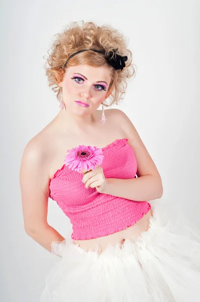 Frau in rosa demonstriert Puppe — Stockfoto