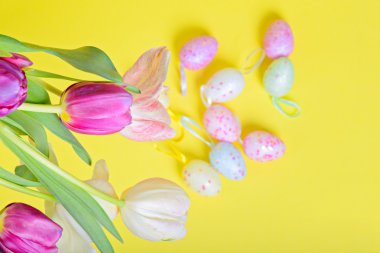 Paskalya laleler ve yumurta Üstten Görünüm