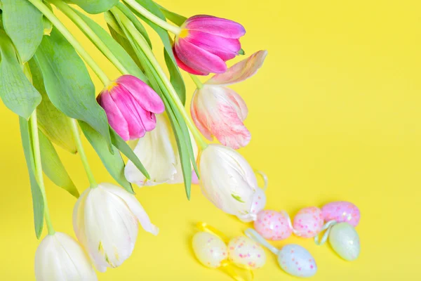 Vista desde arriba a los tulipanes y huevos de Pascua —  Fotos de Stock